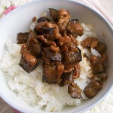 茄丁拌饭的做法
