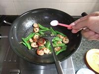 荷兰豆炒大虾的做法