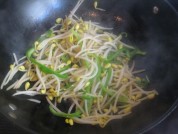 青椒炒豆芽的做法