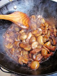 蘑菇红烧肉的做法