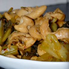 酸菜胡椒炒肥肠的做法 酸菜胡椒炒肥肠的做法