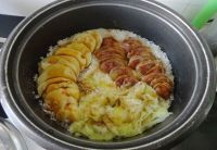 腊味土豆焖饭的做法