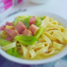 烤肠生菜面的做法 烤肠生菜面的做法