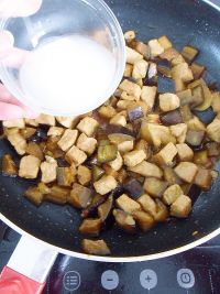 茄子炒肉丁的做法