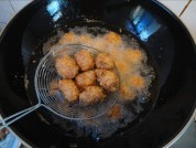 油炸肉圆子的做法