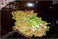 酸豆角炒鸭肉的做法