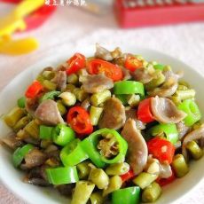 酸豆角炒鸽肫的做法
