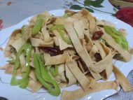 辣椒炒干豆腐皮的做法