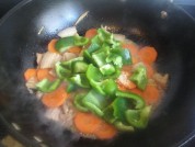 胡萝卜青椒炒肉片的做法