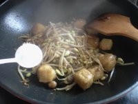 素炒豆芽豆泡的做法