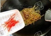 开胃泡菜西芹牛柳的做法