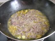金针酸汤牛肉的做法
