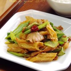 青蒜肉片烧腐竹的做法 青蒜肉片烧腐竹的做法