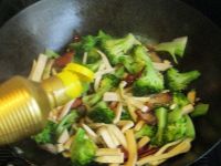 西兰花茶干炒腊肉的做法