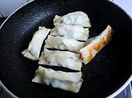 荠菜猪肉锅贴的做法