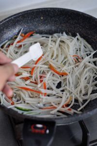 醋溜藕丝的做法