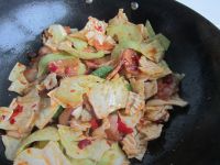 包包菜辣子炒肉的做法