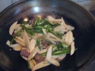 五花肉炒茭白的做法