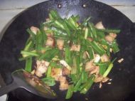 大蒜叶子炒回锅肉的做法