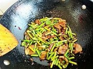 媲美回锅肉的下饭菜----蒜薹香煎肉的做法