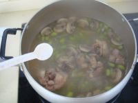 鸡肉蘑菇毛豆汤的做法