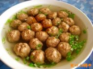 汆牛肉丸子的做法
