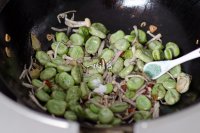 蚕豆小炒的做法