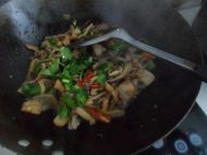 平菇炒肉片的做法