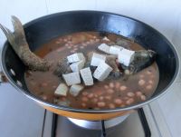 花生冻豆腐炖鱼的做法