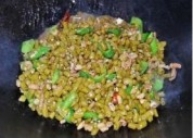 南昌人爱吃的酸豆角炒鸭肠的做法