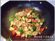 蒜香干锅牛蛙的做法