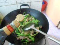 芹菜蒜苗炒肉的做法