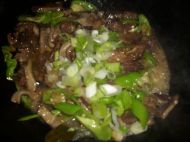 香菇炒鸡肉的做法