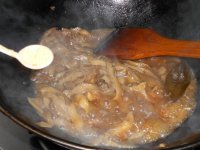 肉片炒蘑菇的做法
