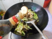 芹菜木耳炒虾仁的做法