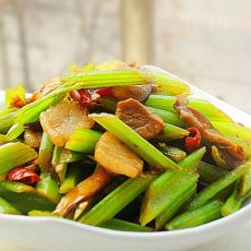 西芹香菇炒肉片的做法 西芹香菇炒肉片的做法
