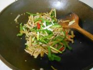 青椒榨菜炒肉丝的做法