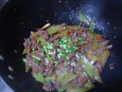 泡椒莴笋炒牛肉的做法