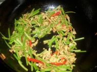 芹菜炒鸡肉的做法