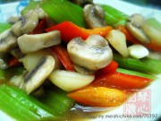 西芹炒蘑菇的做法