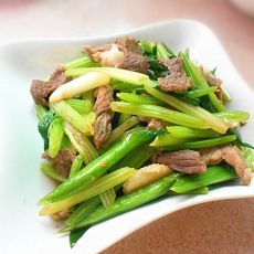 芹菜蒜苗炒肉的做法