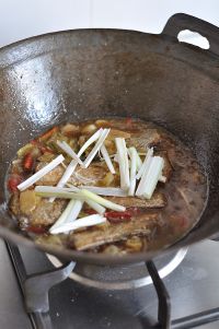 泡菜红烧带鱼的做法