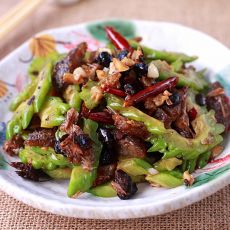 蒜香豆豉鲮鱼炒苦瓜的做法 蒜香豆豉鲮鱼炒苦瓜的做法