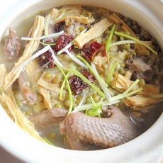 绿豆腐竹煲乳鸽的做法 绿豆腐竹煲乳鸽的做法