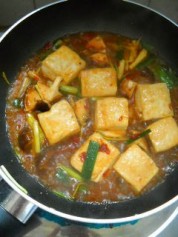 鲜蘑炖豆腐的做法