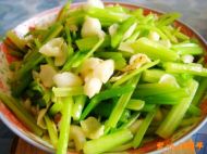 西芹炒百合的做法