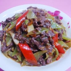 泡椒莴笋炒牛肉的做法 泡椒莴笋炒牛肉的做法