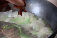 丝瓜鲫鱼汤的做法