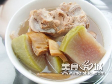 墨鱼排骨萝卜汤的做法