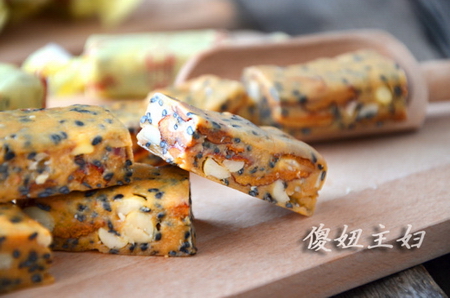 牛轧糖怎么做，红枣黑芝麻花生牛扎糖做法带图